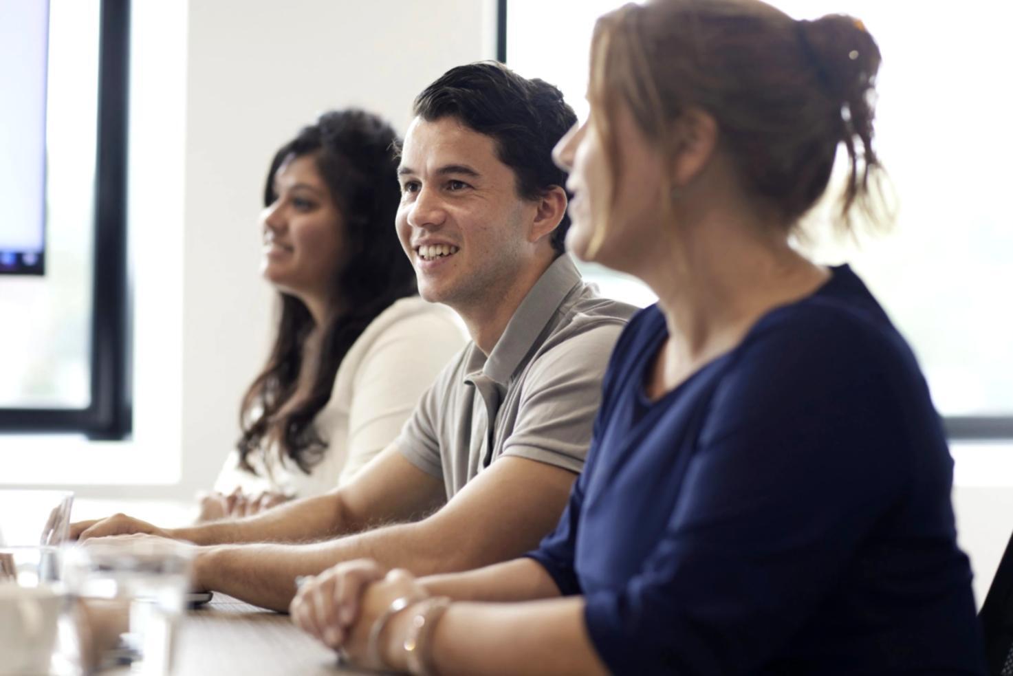 Teilnehmer analysieren mobile Suchergebnisse auf verschiedenen Endgeräten